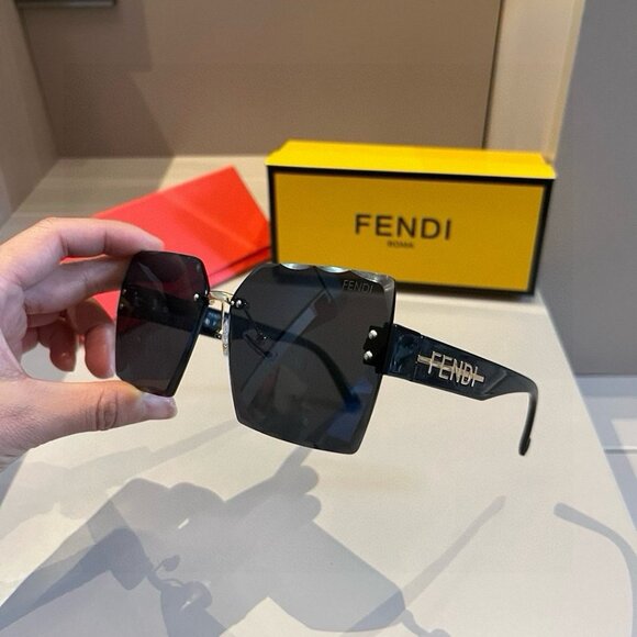 FENDI FF Logo Oversize Sunglasses - Picture 5 of 9